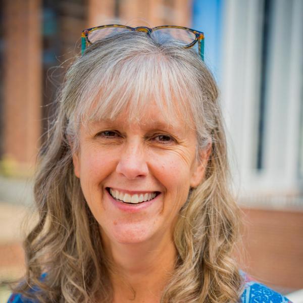 headshot Lori Elliot